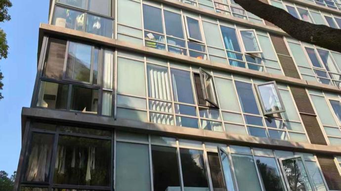 开云-上海一小区业主发现：家中落地窗竟属玻璃幕墙！装修更换被阻引发矛盾